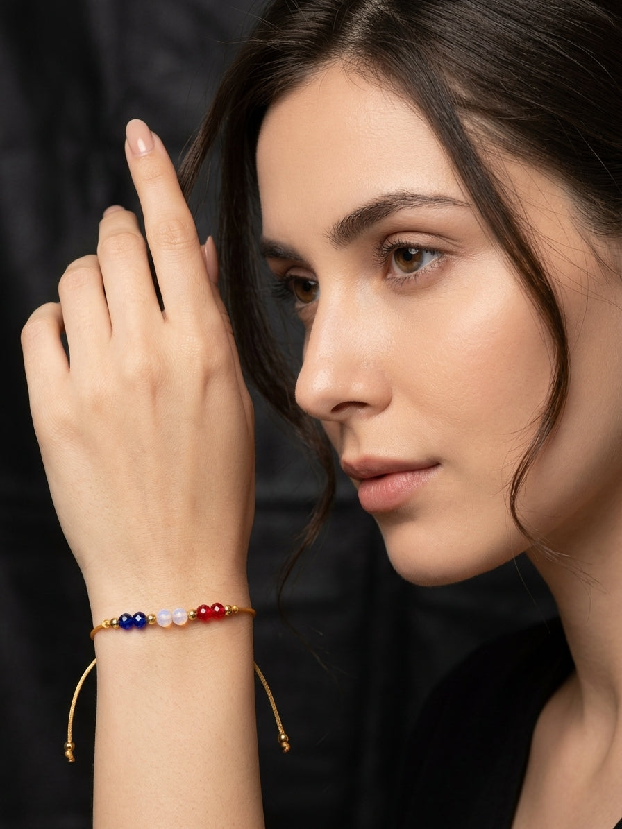 Pulsera artesanal ajustable en hilo dorado con cristales en los colores de la bandera de Chile (azul, blanco y rojo) y balines dorados. Elegante, liviana e ideal para regalar.